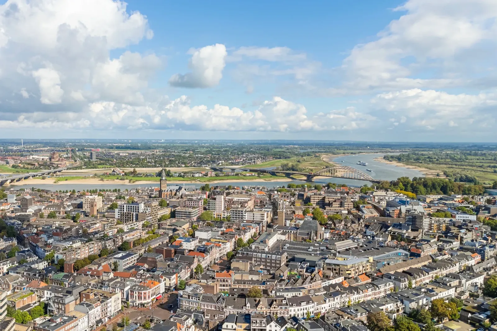 Luchtfoto van Nijmegen met de Waal en de stadsbruggen